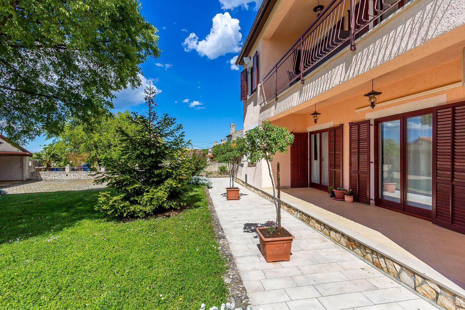 Ferienwohnung Mit Wlan, Klima, Parkplatz, Grill Und Grossem Garten Zum Fussball Spielen Gajana Kültér fotó