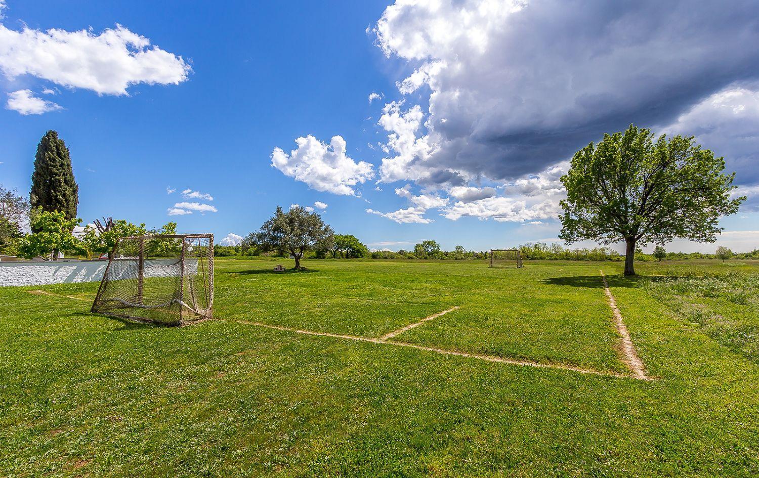 Ferienwohnung Mit Wlan, Klima, Parkplatz, Grill Und Grossem Garten Zum Fussball Spielen Gajana Kültér fotó